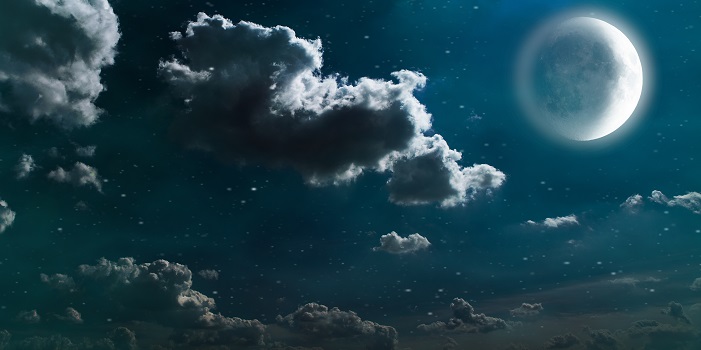 pleine lune dans un ciel nuageux